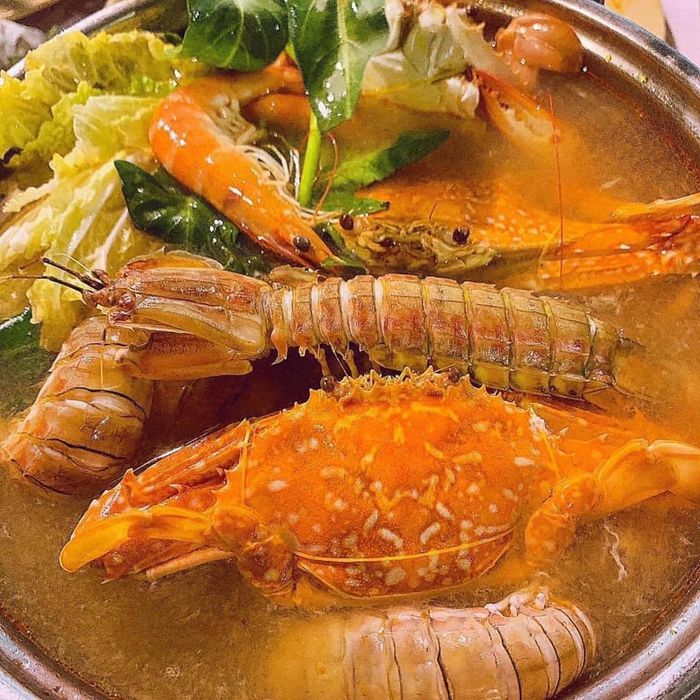 Bữa tiệc hải sản thượng hạng dưới ánh hoàng hôn