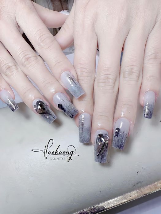 Học viên thực hành kỹ thuật nail chuyên nghiệp tại Nail Huệ Hương