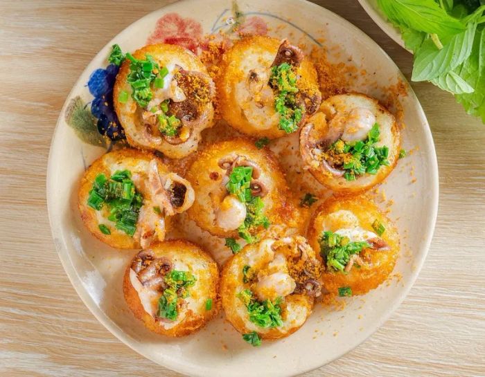 Hình ảnh bánh khọt vàng giòn thơm ngon tại Bếp Trưởng