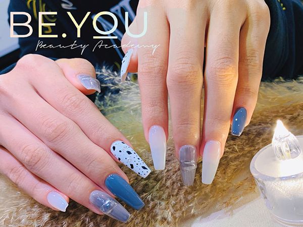 Học viên thực hành kỹ thuật nail tại Be You Nail Academy