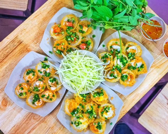 Hình ảnh bánh khọt vàng giòn đặc trưng tại Cối Đá