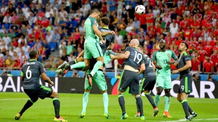 Ảnh Ronaldo đánh đầu ghi bàn trong trận bán kết Euro 2016 1