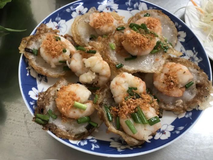 Hình ảnh bánh khọt vàng ươm đặc trưng tại Cô Hoàng