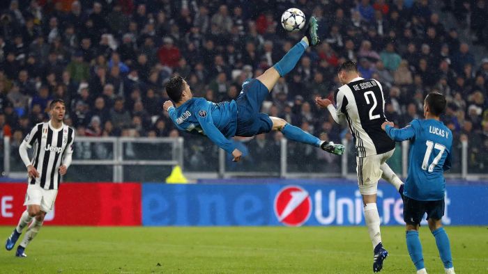 Ảnh Ronaldo ghi bàn thắng không tưởng trong trận tứ kết Champions League 2017/18