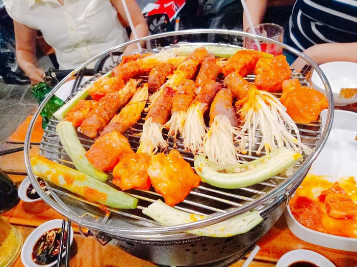 Bộ sưu tập hình ảnh đầy mê hoặc từ Phố Nướng 102 - Những vỉ nướng vàng ươm quyến rũ