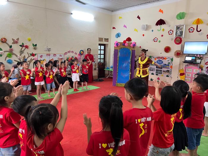 Khoảnh khắc đáng yêu tại Trường Mầm non Tạ Xá - Hình ảnh đầu tiên ghi lại không gian học tập vui nhộn và đầy màu sắc.