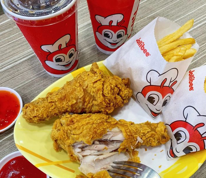 Hình ảnh gà rán vàng ươm tại Jollibee