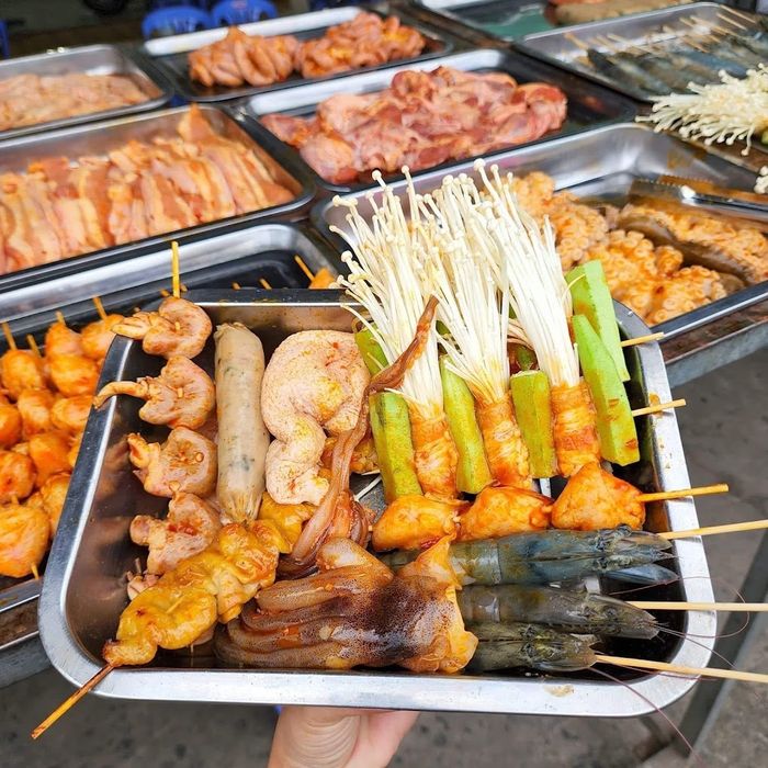 Hình ảnh đặc sắc: Những xiên nướng vàng ruộm thơm lừng tại Đồ nướng hẻm 132