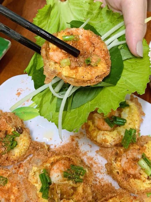 Hình ảnh bánh khọt vàng giòn thơm ngon tại Hải Âu
