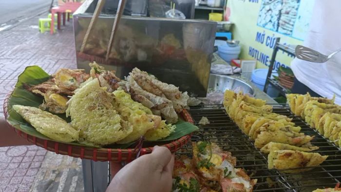 Hình ảnh đĩa bánh khọt nóng hổi đầy hấp dẫn