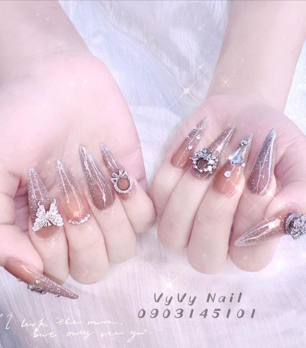 Học viên thực hành kỹ thuật nail tại Nails VyVy