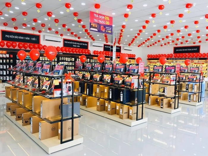 Hình ảnh thứ ba về FPT Shop - Không gian hiện đại, sản phẩm chất lượng