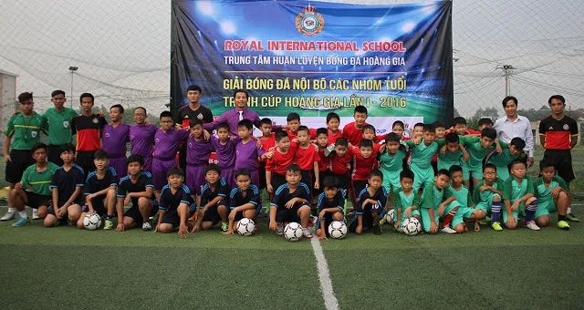 Học viên nhí tập luyện tại Hoàng Gia Football Academy