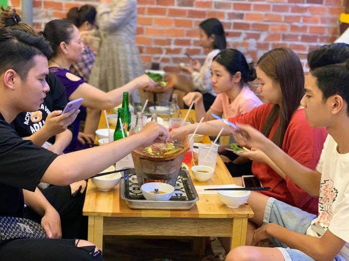 Hành trình ẩm thực qua ống kính: Trải nghiệm nướng ngói đầy nghệ thuật tại Cù Lần