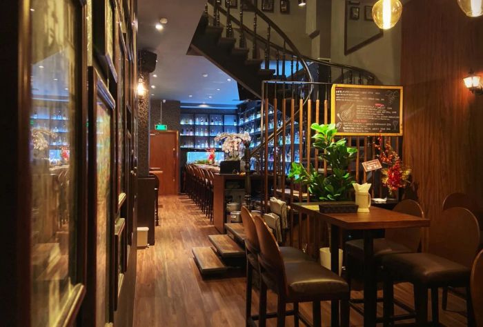 Không gian ấm cúng tại The First Bar