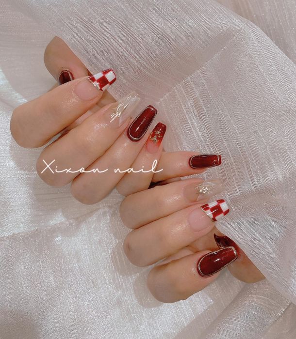 Học viên thực hành kỹ thuật nail cao cấp tại Xixon Nail