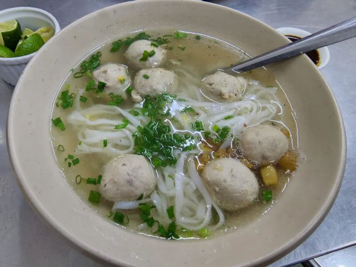 Hình ảnh tô phở truyền thống tại Phở Lâm