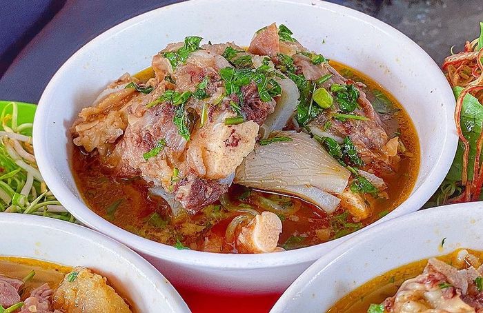Không gian và món ăn tại Bún bò Út Quyên