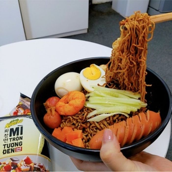 Hình ảnh chân thực mì trộn tương đen Koreno - Đậm đà chuẩn vị