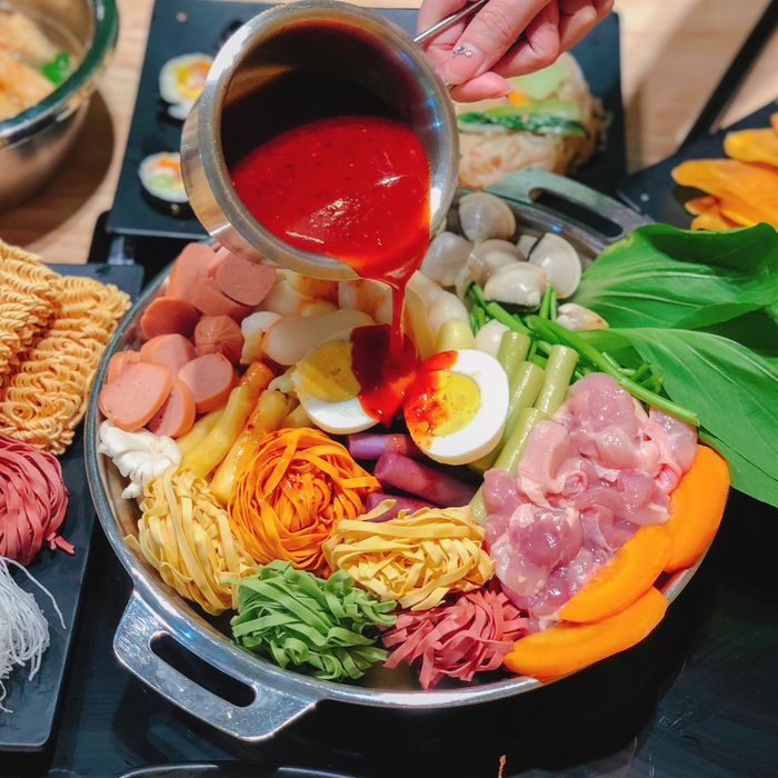 Quầy buffet tokbokki hấp dẫn tại Gangnam Tokbokki Buffet