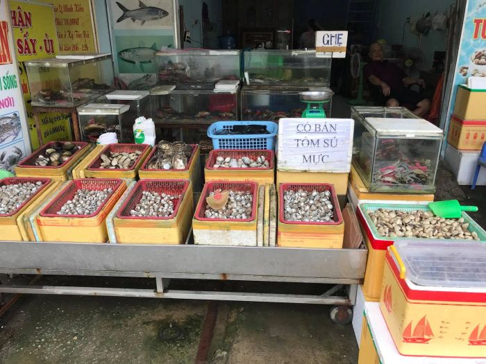 Không gian bày bán hải sản tươi sống tại Hải Sản Tươi Sống Dũng Năm Căn