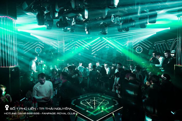 Royal Club - Ảnh sân khấu hiện đại