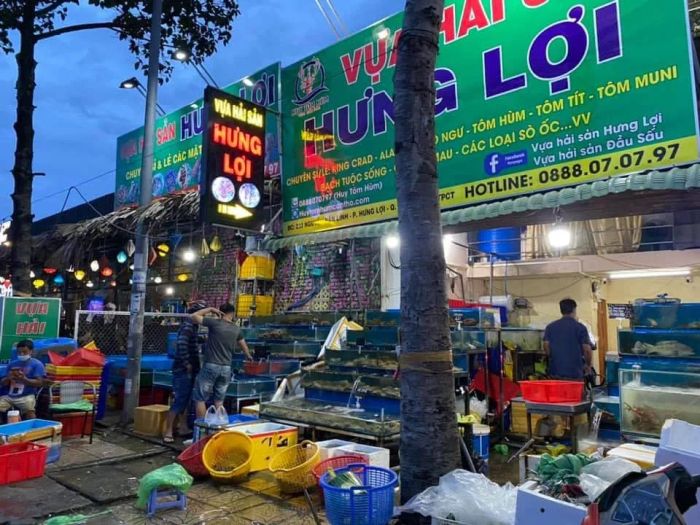Không gian trưng bày đa dạng hải sản tại Vựa Hải Sản Hưng Lợi