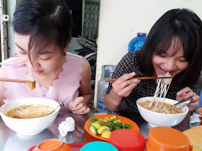 Không gian ấm cúng tại quán bún chả cá Đà Nẵng