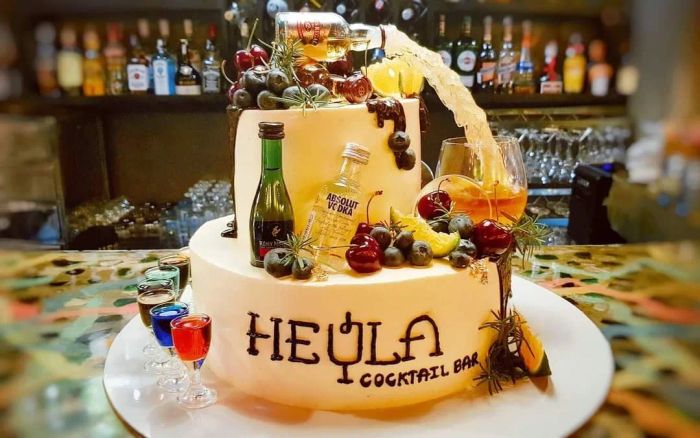 Quầy bar nghệ thuật với ánh đèn mờ ảo tại Heyla