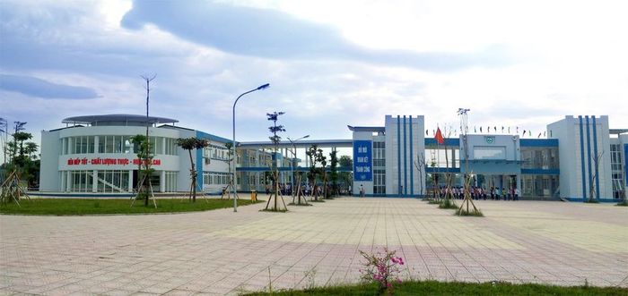 Hình ảnh toàn cảnh Trường THCS Vĩnh Yên - Ngôi trường chuẩn quốc gia với kiến trúc hiện đại và khuôn viên xanh mát