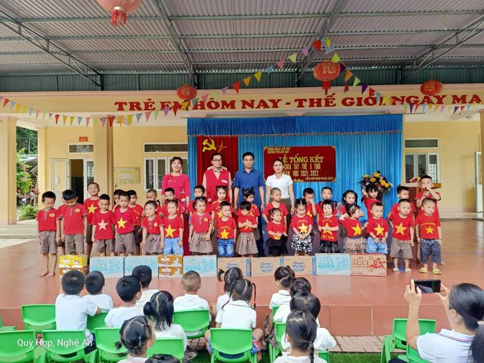 Hình ảnh khu vui chơi ngoài trời xanh mát tại Trường Mầm non Liên Hợp