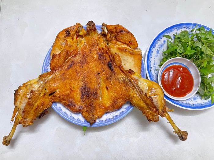Hình ảnh gà nướng vàng ươm thơm phức tại Quán Sáu Gà