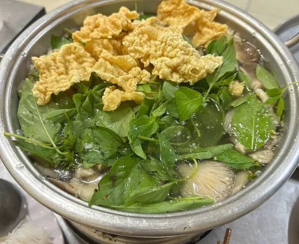 Hình ảnh không gian ấm cúng tại Lẩu Gà Lá É Tao Ngộ