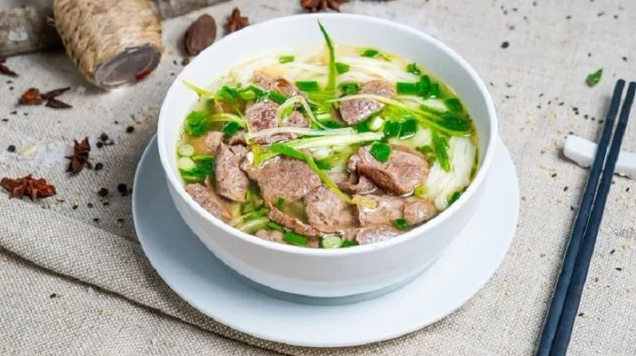 Không gian ấm cúng và tô phở đặc biệt tại Phở Hằng