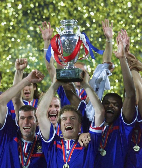 Khoảnh khắc lịch sử: Didier Deschamps giương cao chiếc cup vô địch EURO 2000