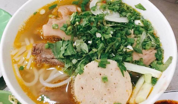 Hình ảnh Bún bò Huế Cống Quỳnh - Tinh hoa ẩm thực Huế giữa lòng Sài Gòn