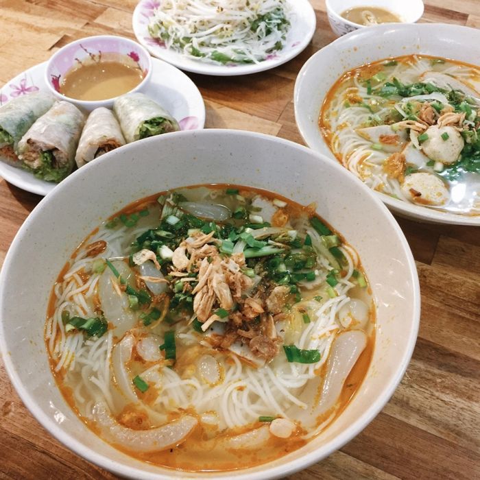 Không gian ấm cúng và đông đúc tại Bún chả cá Quy Nhơn Lệ