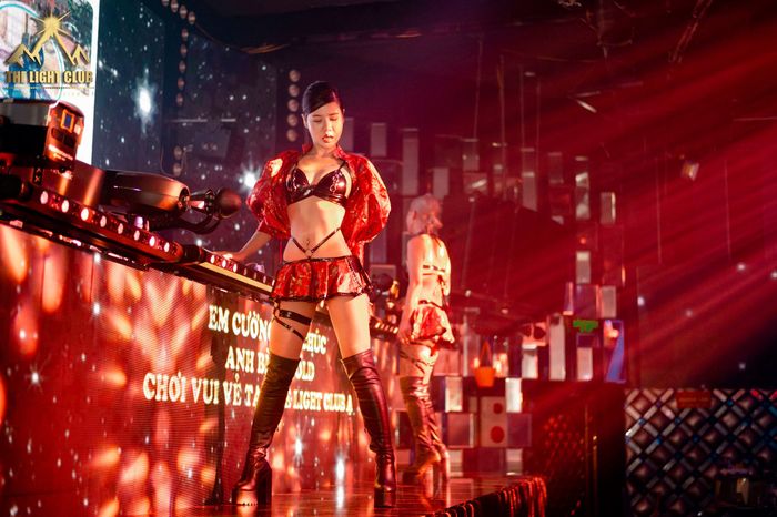 The Light Club - Ảnh không gian lung linh