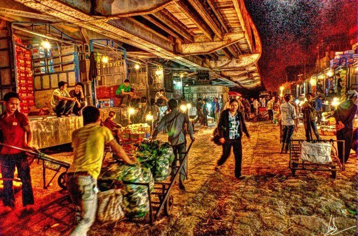 Ảnh 1: Khung cảnh nhộn nhịp tại chợ Long Biên về đêm