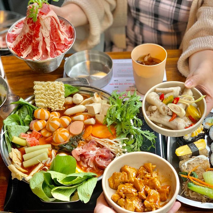Không gian ấm cúng tại Joopii Buffet Tokbokki