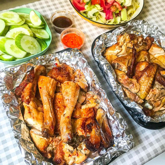 Không gian ấm cúng và món ngon đặc trưng tại Quán Sáu Gà