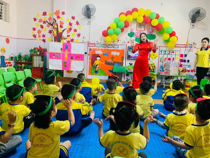 Hình ảnh các bé tham gia hoạt động ngoài trời đầy niềm vui