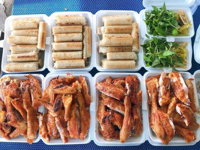 Hình ảnh gà nướng vàng ươm cùng cơm lam thơm ngon tại Năm Phát