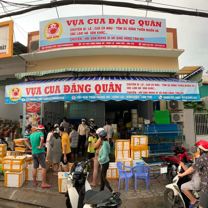 Không gian trưng bày cua biển tươi sống tại Vựa Cua Đăng Quân