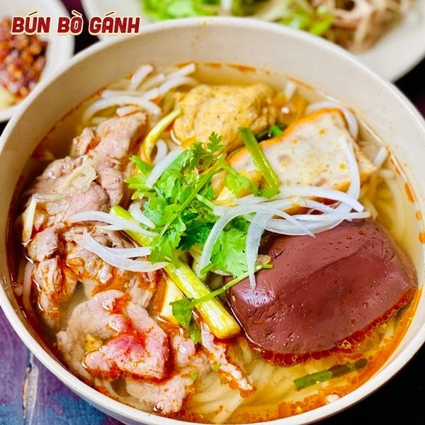 Hình ảnh Bún Bò Gánh - Quán bún Huế nổi tiếng Sài Gòn