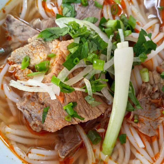 Khung cảnh và món ăn đặc sắc tại Bún bò Huế 292 Nguyễn Xí