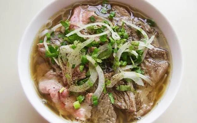 Không gian ấm cúng và tô phở đặc biệt tại Phở Viễn 24