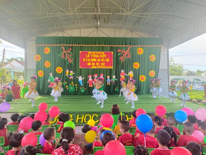 Hình ảnh khuôn viên xanh mát với đầy đủ trang thiết bị hiện đại tại trường