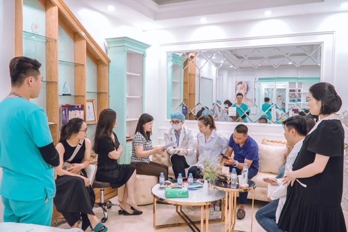 Hình ảnh khách hàng trải nghiệm dịch vụ tại Thẩm Mỹ Viện Như Hòa
