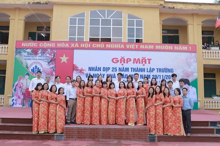 Hình ảnh khuôn viên xanh mát của Trường THCS Tam Dương với đầy đủ trang thiết bị học tập và rèn luyện thể chất
